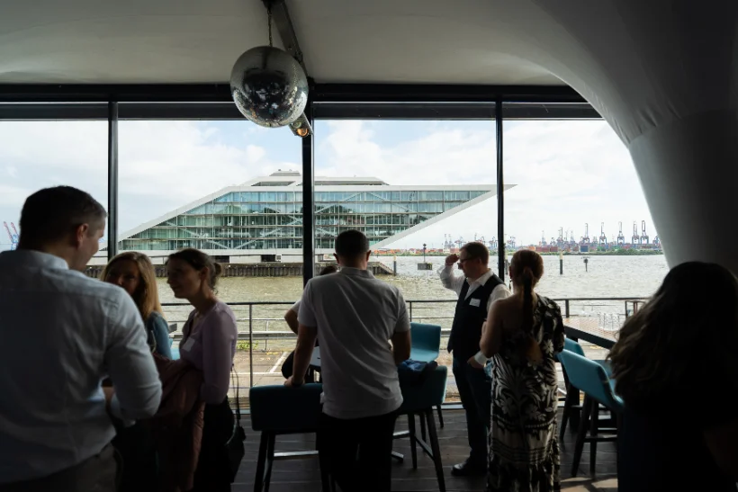 Event-Reportage: Gäste mit Blick auf den Hafen
